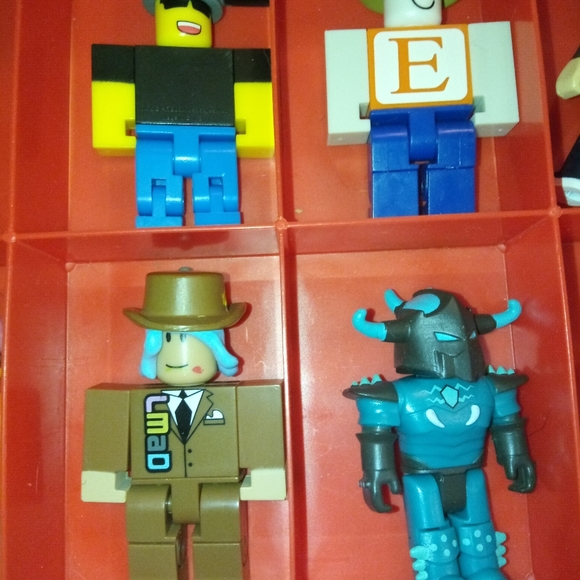 Roblox 27 Figures Case & Accessories - Picture 4 of 16